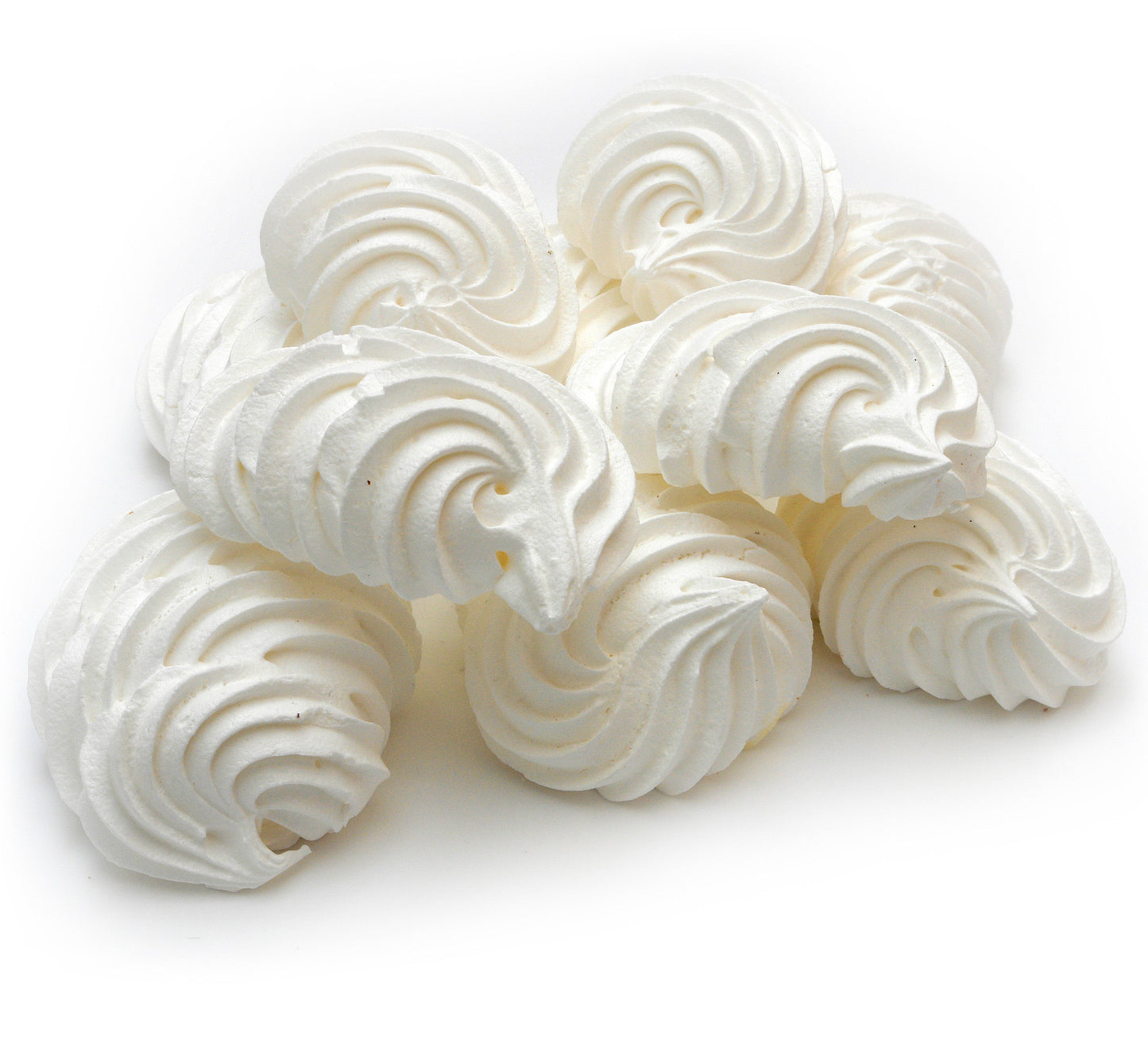 Feine Bäckerei Sailer Meringen auf einem Teller, knusprig und zart, ideal für Kaffee und Dessert.