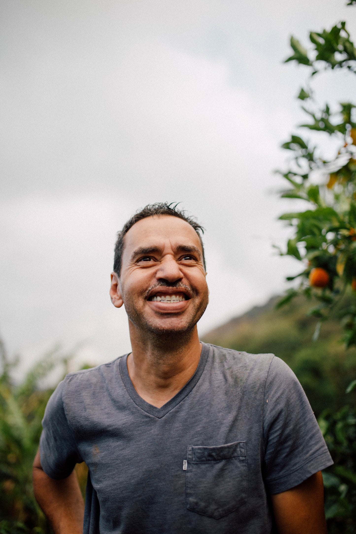 Frischer Filterkaffee von Jorge Vásquez Catuai Natural, Paso Paso Farmer Owned Coffee, in einer Röstmaschine.