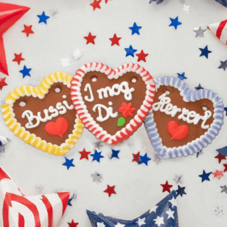 60 Lebkuchenherzen im Karton bayrisch bunt, Liabs Herzl, Spatzl, Mausi 10 cm - Lebkuchenherzen-Fabrik