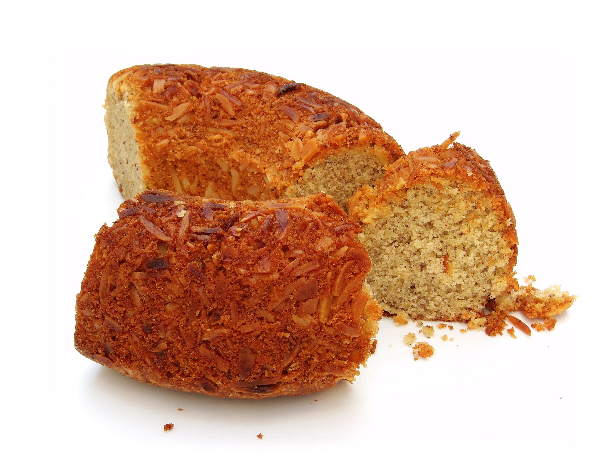 Finnischer Nusskranz aus feinen Backwaren, mit Nüssen dekoriert und frisch gebacken, in einer Bäckerei-Produktpräsentation