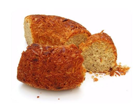 Finnischer Nusskranz aus feinen Backwaren, mit Nüssen dekoriert und frisch gebacken, in einer Bäckerei-Produktpräsentation