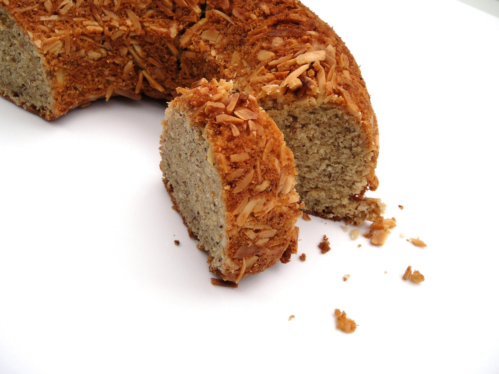 Finnischer Nusskranz aus feinen Backwaren, dekorativ mit Nüssen verziert, in einer Bäckerei Sailer Verpackung.