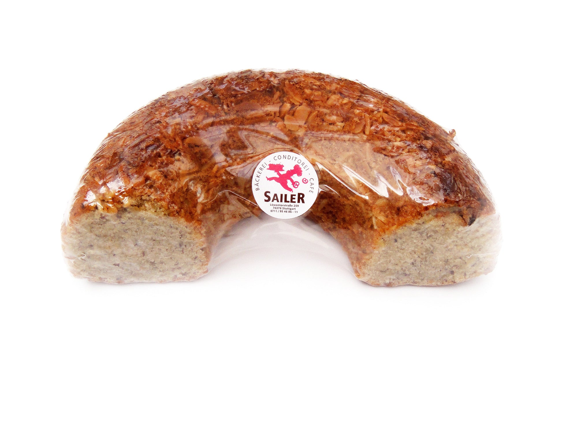 Feiner finnischer Nusskranz aus Backwaren, goldbraun gebacken, mit Nüssen verziert, attraktiv präsentiert, ideal zum Kaffee.