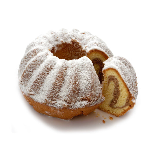 Marmorkuchen aus feinen Backwaren, frisch gebacken und goldbraun, auf einem Teller präsentiert.