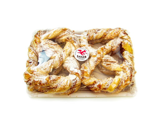 Vier frische Olgabrezeln aus feiner Backware vom Onlineshop der Bäckerei Sailer, goldbraun und knusprig.