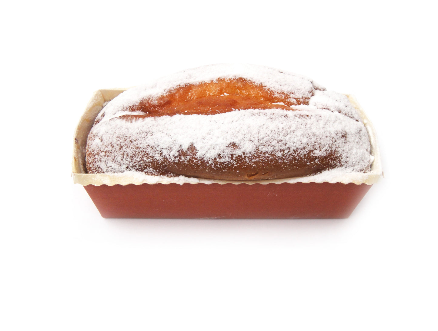 Feiner Sandkuchen von Bäckerei Sailer, frisch gebacken, mit goldener Kruste und zarter Textur, auf einem Teller präsentiert.