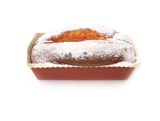 Feiner Sandkuchen von Bäckerei Sailer, frisch gebacken, mit goldener Kruste und zarter Textur, auf einem Teller präsentiert.