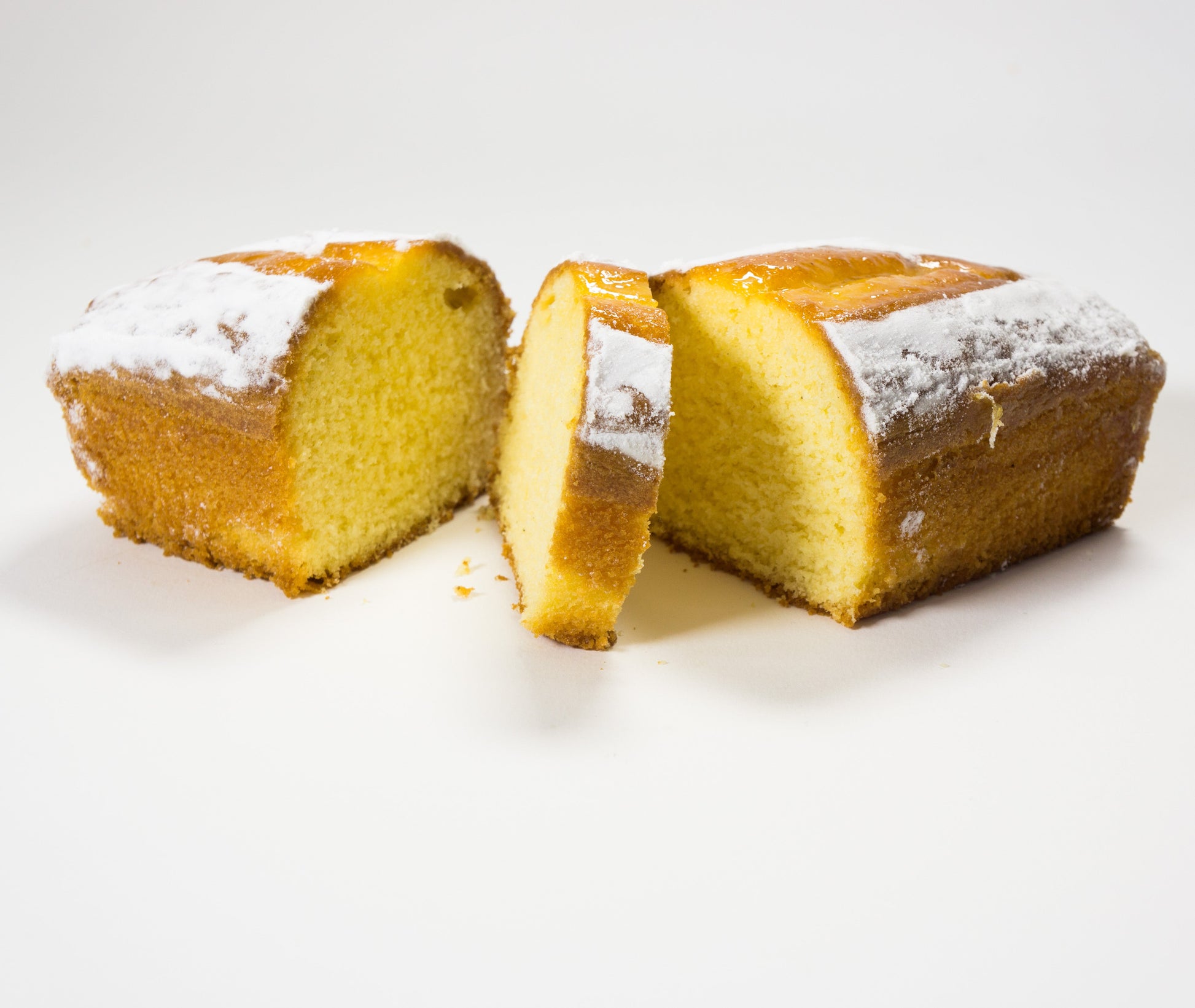 Feiner Sandkuchen von der Bäckerei Sailer, frisch gebackene Backware mit goldener Kruste und zartem Innenleben.
