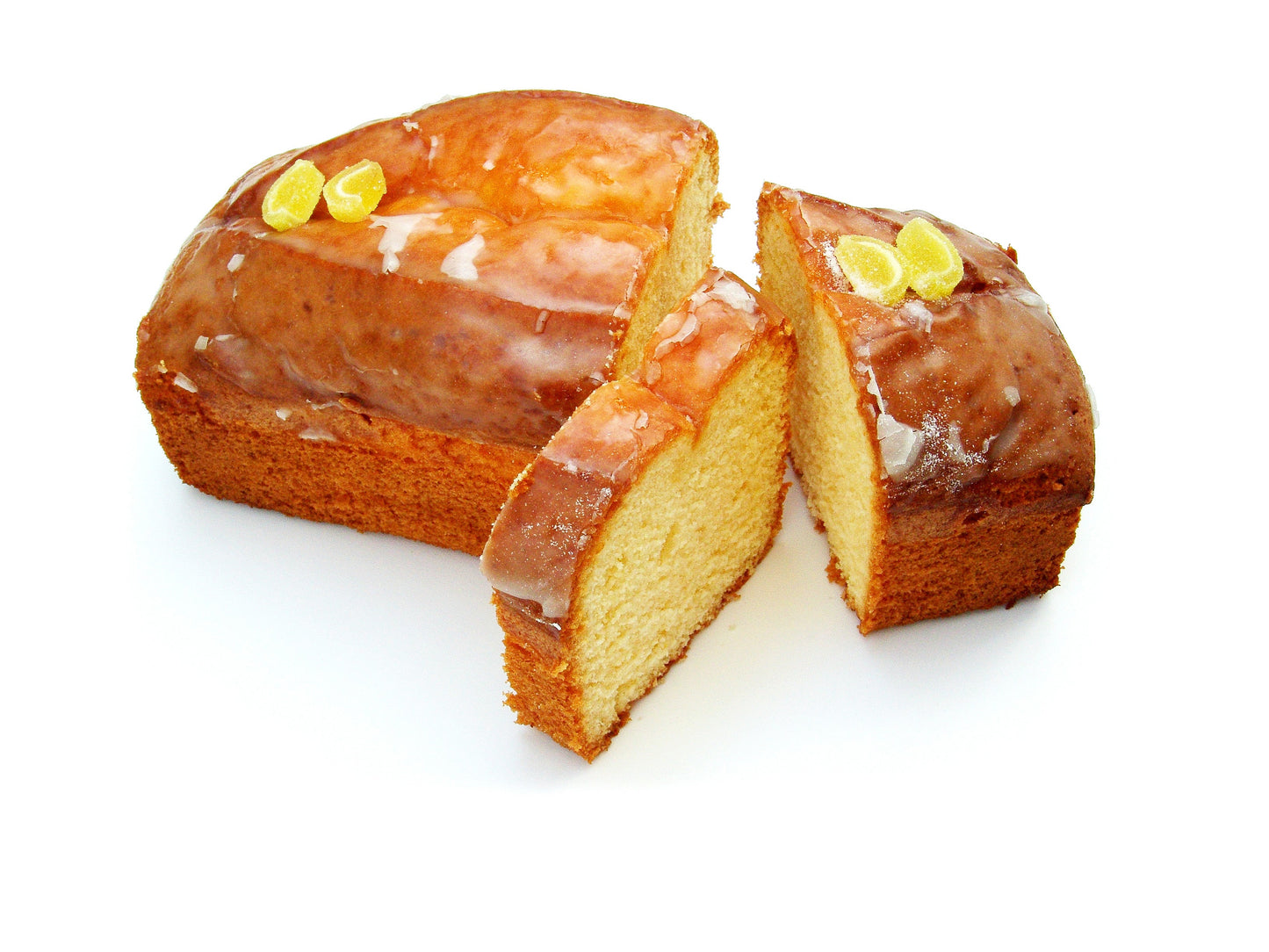 Feiner Zitronenkuchen von Bäckerei Sailer, frisch gebacken, mit goldener Kruste und Zitronenzesten, auf einem Kuchenteller präsentiert
